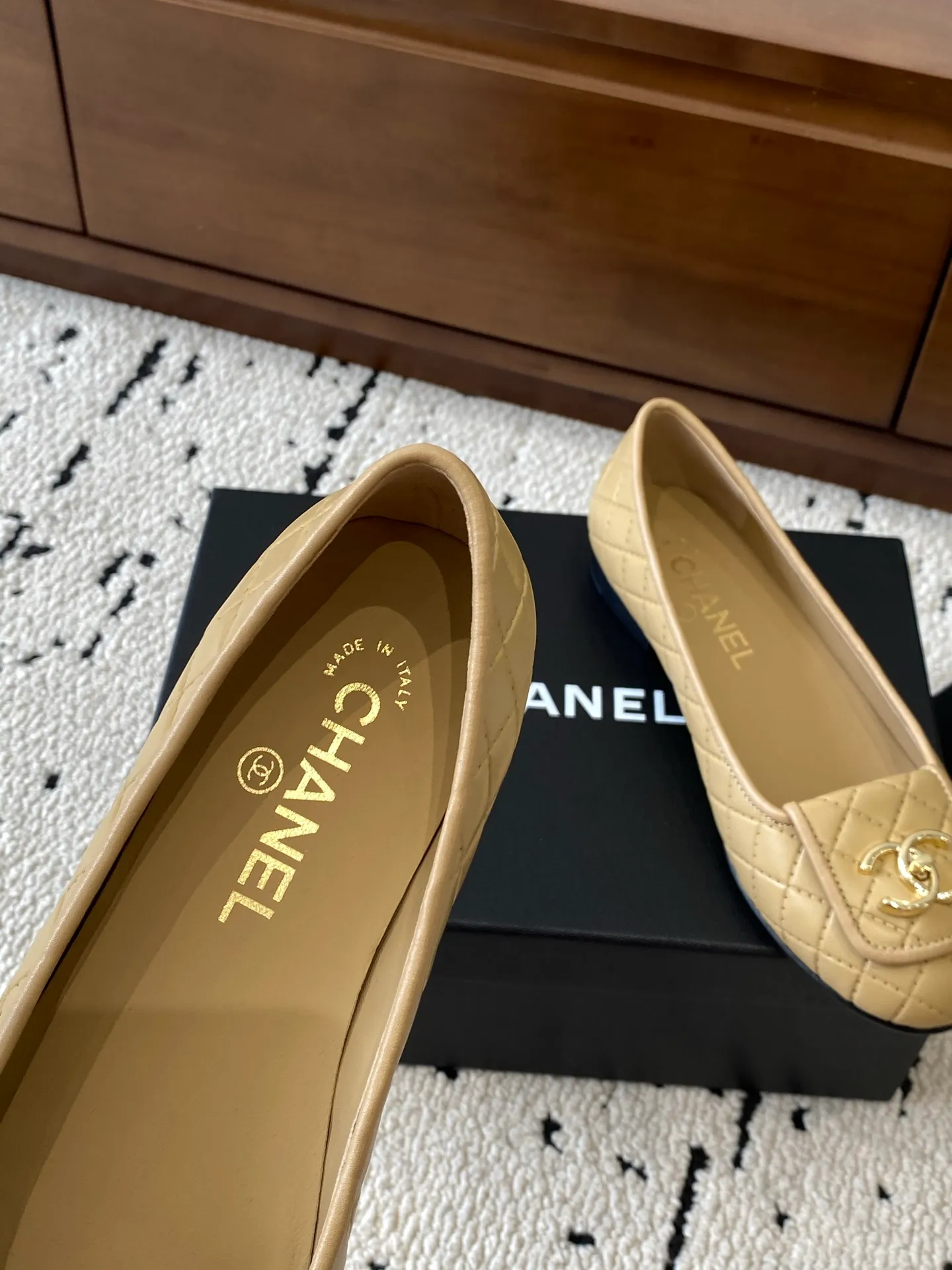 👟👟Ex-factory price 580👟👟 🍀CHANEL2025 new autumn and winter style, Mary Jane leather Chanel Xiaoxiang C home flat shoes Comfortable Mary Jane shoes Catwalk haute couture customization, simple yet sweet and playful Solid color fabric is refreshing and easy to wear Buckle design shoes are more heeling Upper: Customized sheepskin Inner foot pad: sheepskin Sole: Italian genuine leather sole Code number: 35-40 (40 customized items are non-refundable) 👉 👉